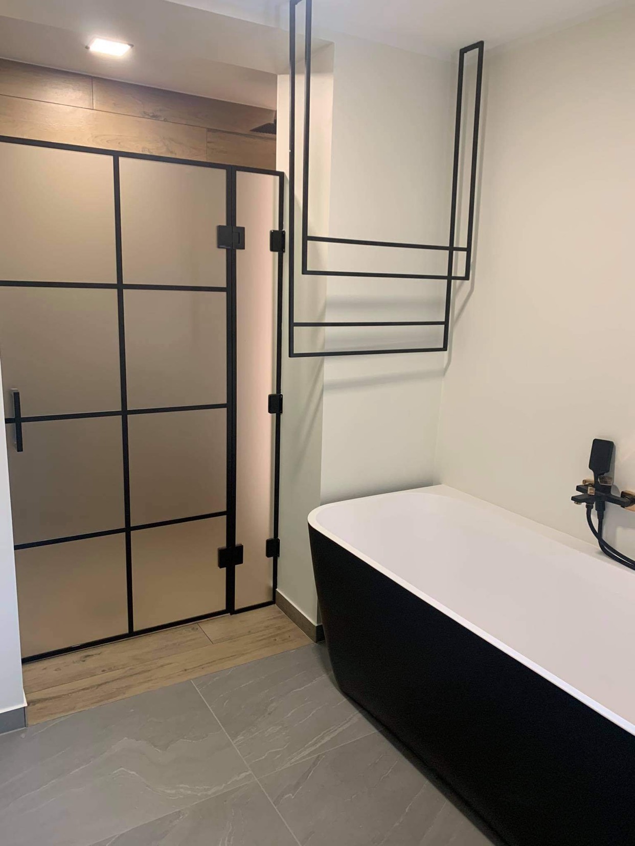 Käytännölliset, minimalistiset yksityiskohdat kylpyhuoneen virkistykseen